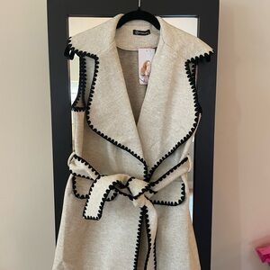 Chic Beige Sleeveless Vest with Black Trim